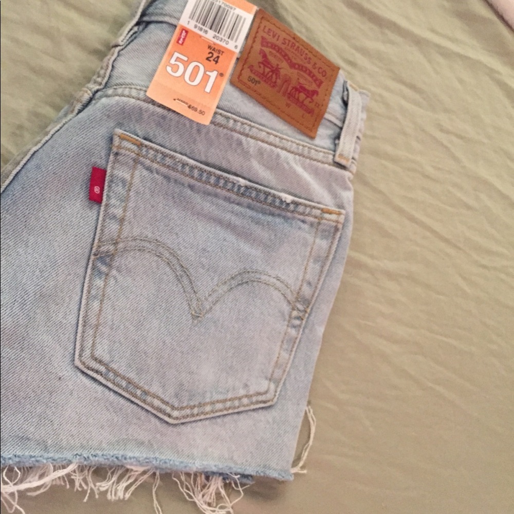 NWT distresses Levi’s shorts